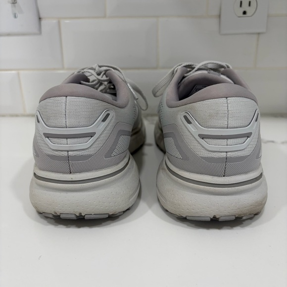 $60 Brooks Ghost 15 Women’s Athletic Running Shoe 8W  Bought Walking Light Grey - Picture 8 of 13